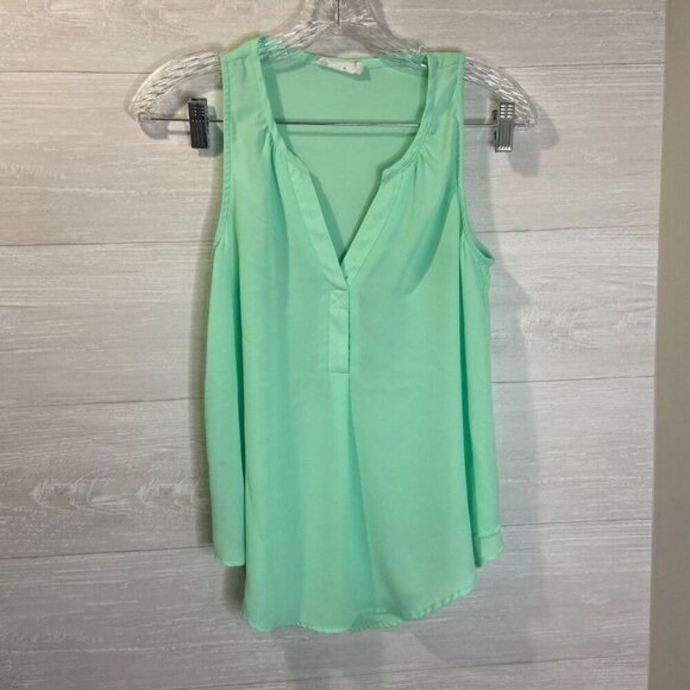 Lush Women's Green Split V-Neck High-low‎ Hem Sleeveless Top - Picture 5 of 7